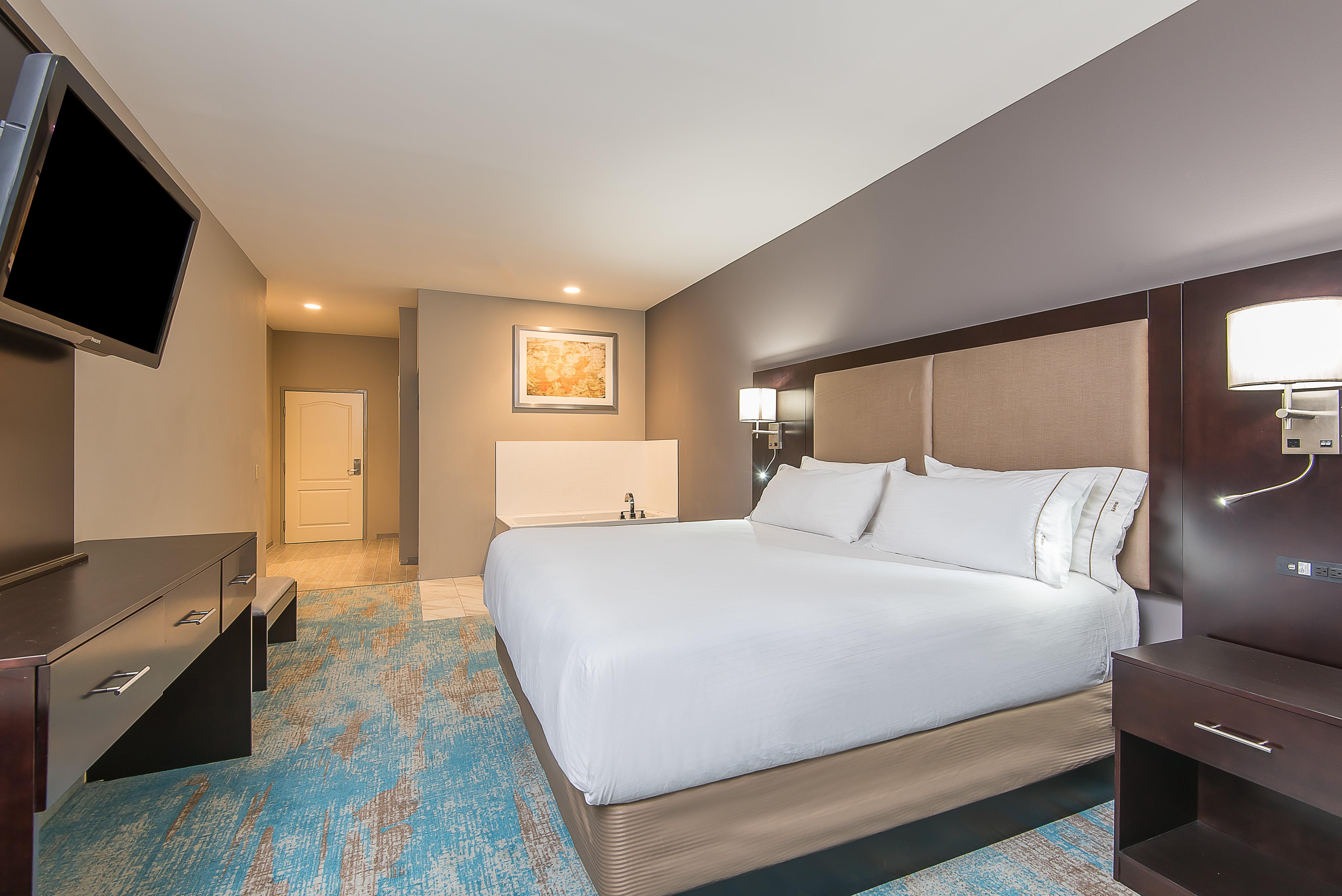 Holiday Inn Express & Suites Norwood, An Ihg Hotel Exterior photo